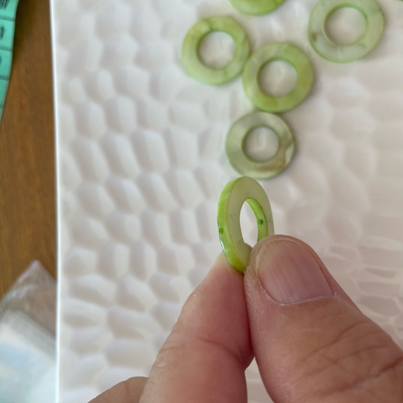 13 Stunning Round Green 20mm Donut Shell Beads for Jewelry Craft Making - Picture 2 of 3